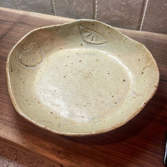 Pottery Dish with fruit engraved- Marking NIC 3-5 engraved on bottom - 🌻💕🌻 - Picture 1 of 7
